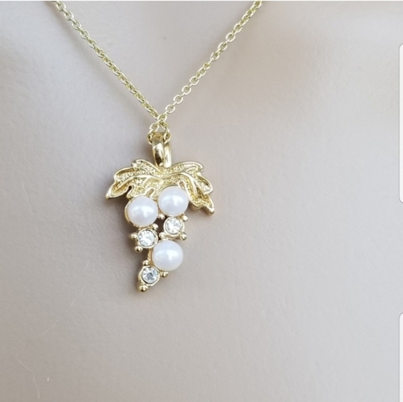 AVON VINTAGE "ROMANTIC ENSEMBLE" GOLDTONED & FAUX PEARL GRAPES PENDANT NECKLACE - Picture 3 of 4